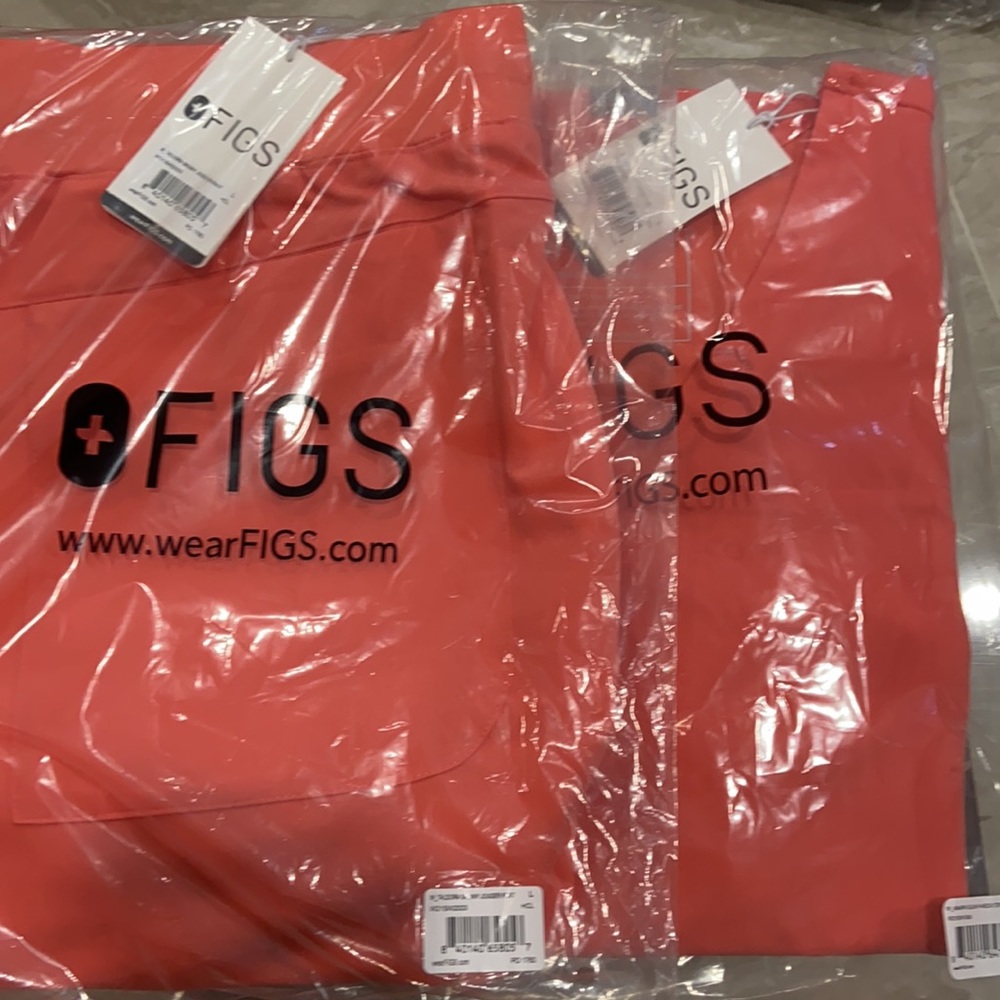 Figs Hot Coral Scrub Set - Picture 2 of 5